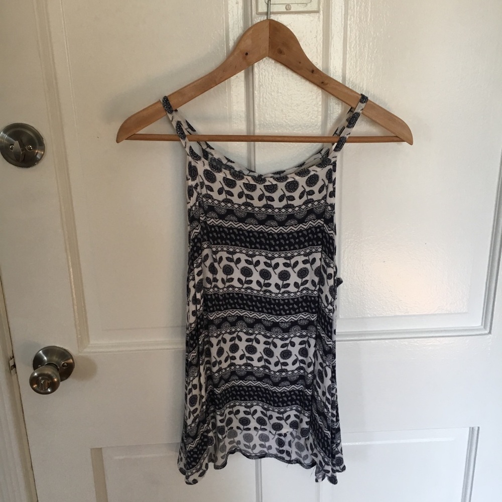 Blue and white printed top 💙